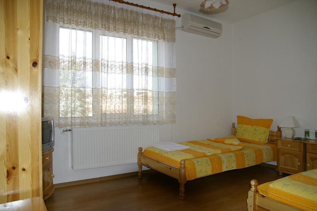 Karadzhovy Guest House Kalofer Room photo